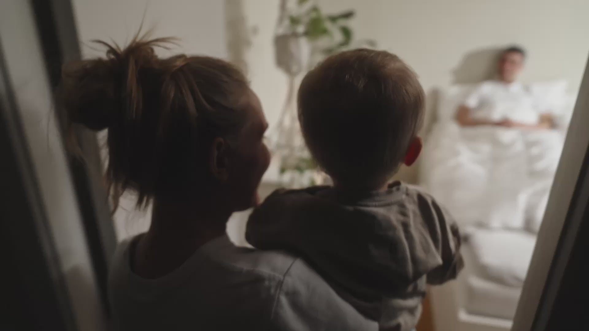 Indlæs video: En mand pakker en morgenhave op, der viser sig at være et sort remm. bælte uden huller. Han tager bæltet op og ser på indersiden af spændet, hvor en personlig gravering af en bryllupsdato er skjult. Manden smiler.